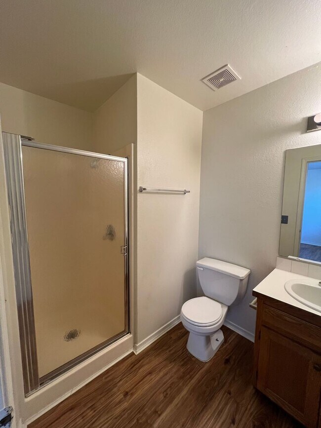 Building Photo - Top/2nd floor 2BR unit