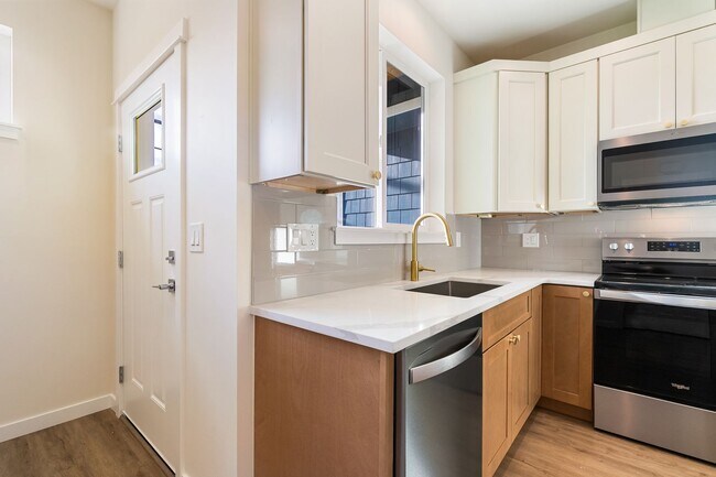 Building Photo - Halleck Townhomes Triplex