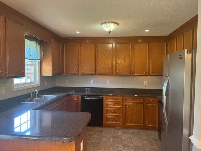 Building Photo - 3 Bedroom 3 Bathroom House with an Office.  Available Now!