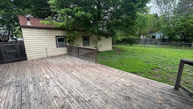 Building Photo - $1195 - 3 bed 1.5 bath - Single Family Home