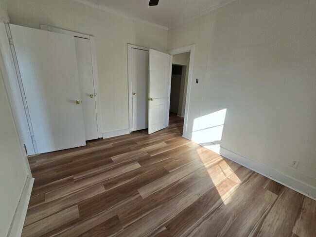 Building Photo - 709/711 W 44th St