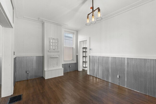 Building Photo - Charming  2BR 1.5Bath South City Home in Prime Dogtown Location
