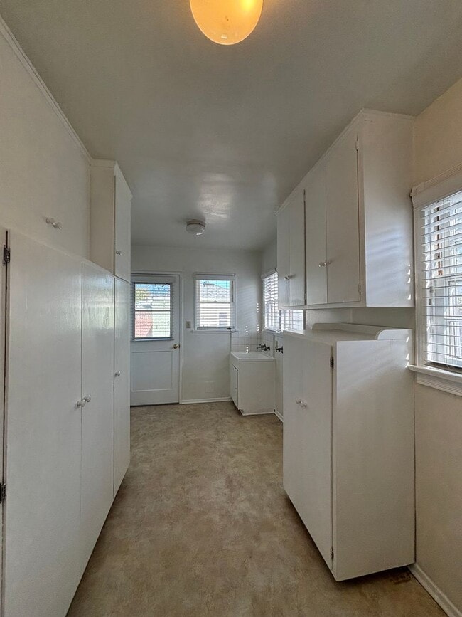 Building Photo - Beautiful 4 Bedroom 2.5 Bathroom SFR