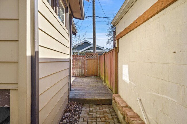 Building Photo - 709 McKenzie Ave