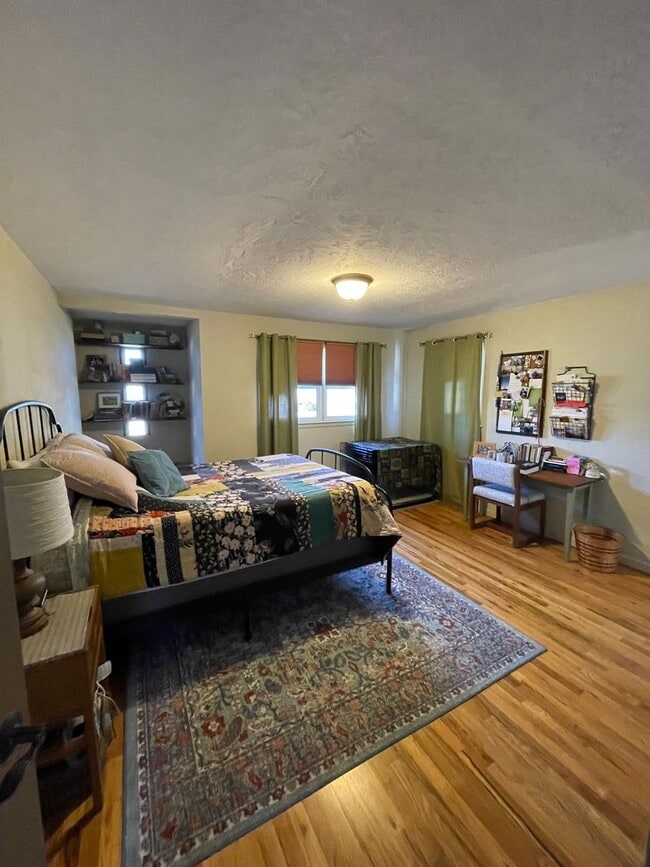 Building Photo - CHARMING HOME IN GREAT LOCATION!