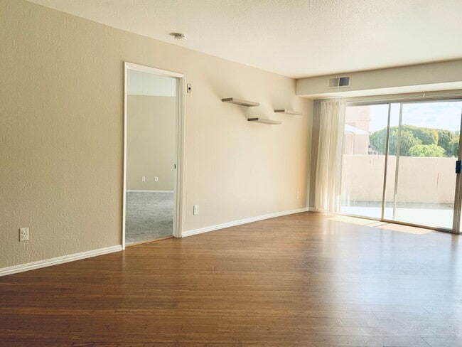Building Photo - Fashion Hills 2 bedroom, 2 bath with 2 car garage!