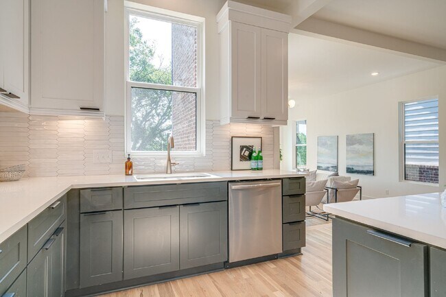 Building Photo - LIKE NEW - Beautiful 4 or 5 BR in Lockelan...