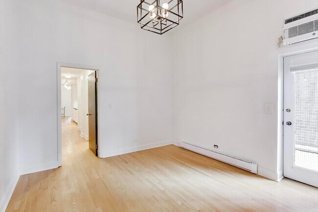 Building Photo - 1402 N La Salle Dr