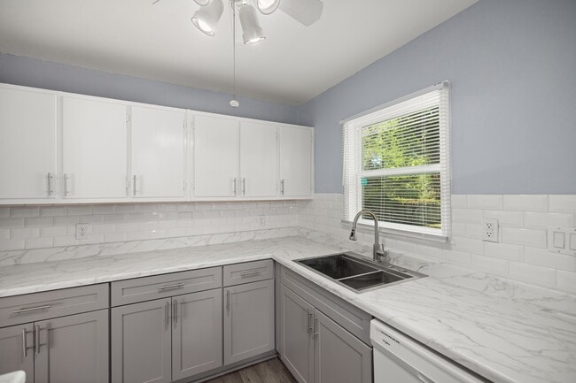 Building Photo - 354 Chicago Ave