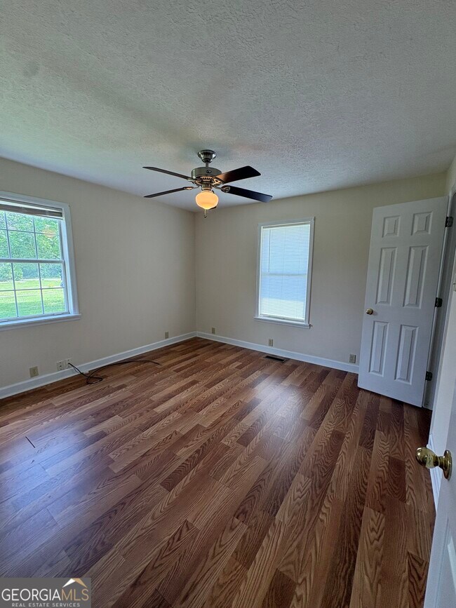 Building Photo - 609 Windcrest Dr