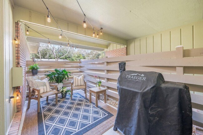 Building Photo - 512 Samana Way