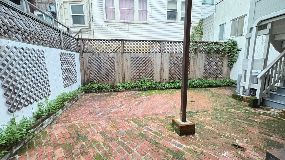 Private baakyard - 115 Magnolia St