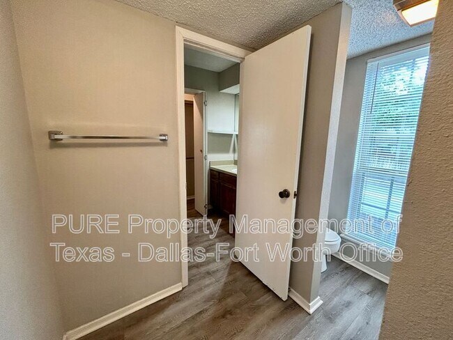 Building Photo - 2415 Oak Manor