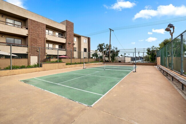 Building Photo - Updated 2 Bedroom/ 2 Bath Condo In The Hea...