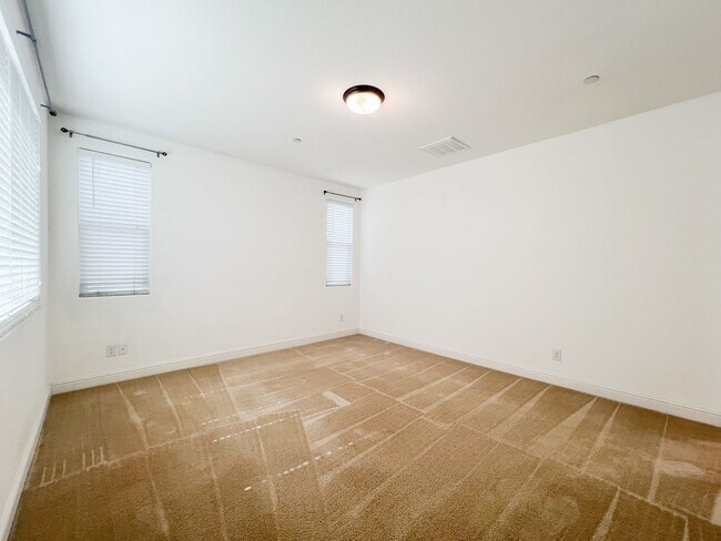 Building Photo - Spacious 4 Bd 3 Bath Home in Elk Grove