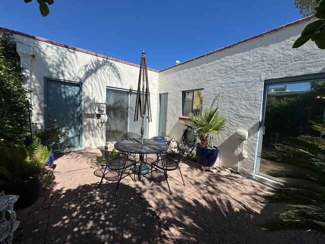 Building Photo - Eastside Townhome
