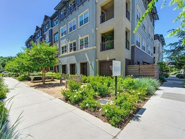 Building Photo - Upscale 2/2 Apartment in The Cannery!