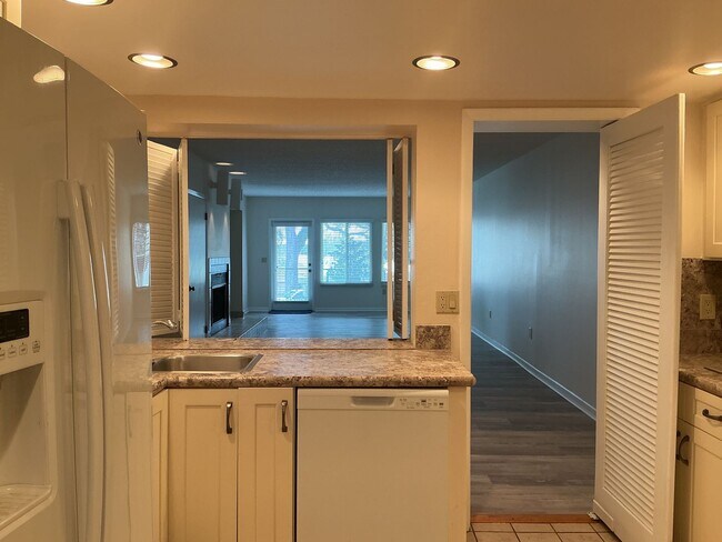 Building Photo - Lakeview Condo Available | Directly Across from Lake Hollingsworth