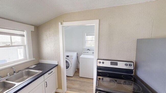 Building Photo - 716 Pearl St