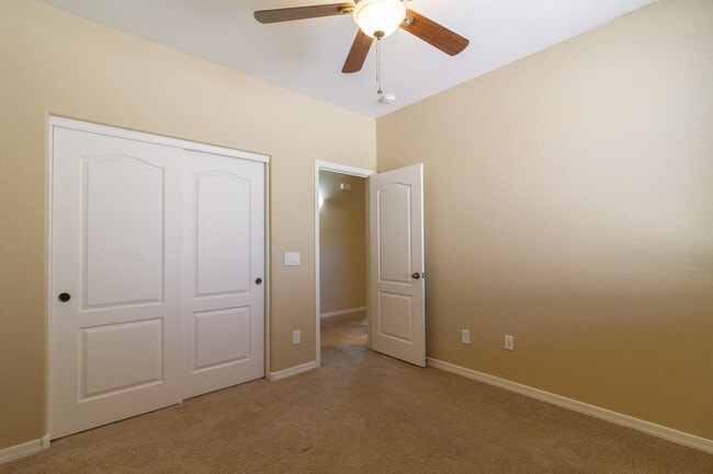 Building Photo - Fantastic single story, split floor plan h...