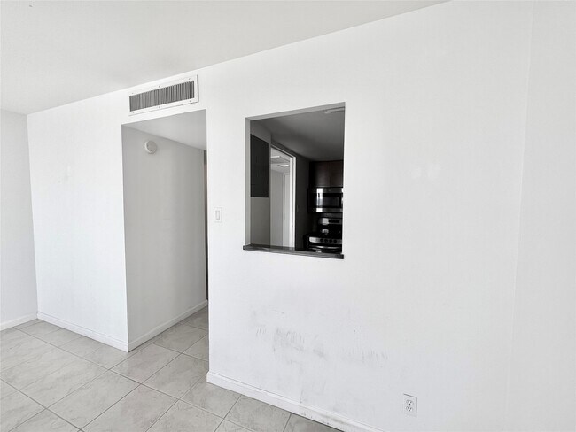 Building Photo - 2016 Main St