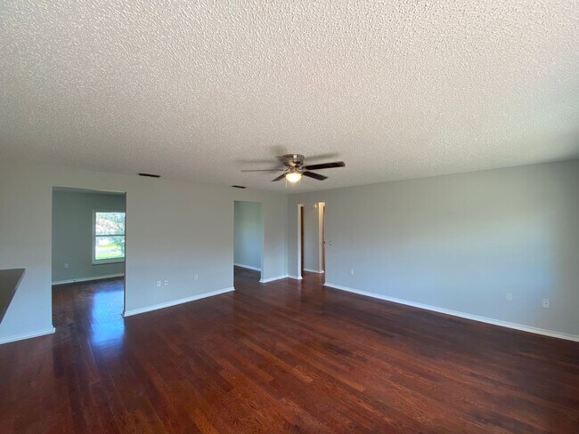 Building Photo - REDUCED RENT!!! Catch it while you can Cedar Hills - Desirable SE neighborhood 3/2/2