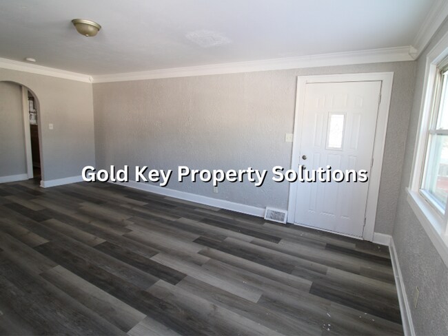 Building Photo - Roomy 3 BR 1 BA House with 2 Covered Porches and Garage (SECTION 8 APPROVED)