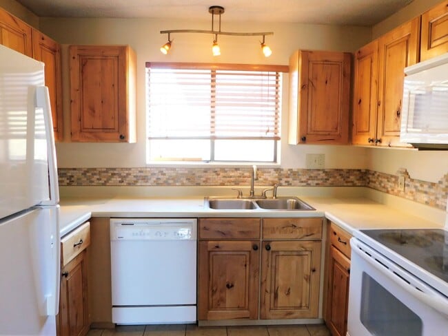 Building Photo - 961 Lakeside Dr