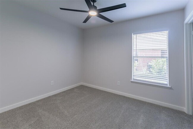 Building Photo - 16711 Hollow Ridge Dr