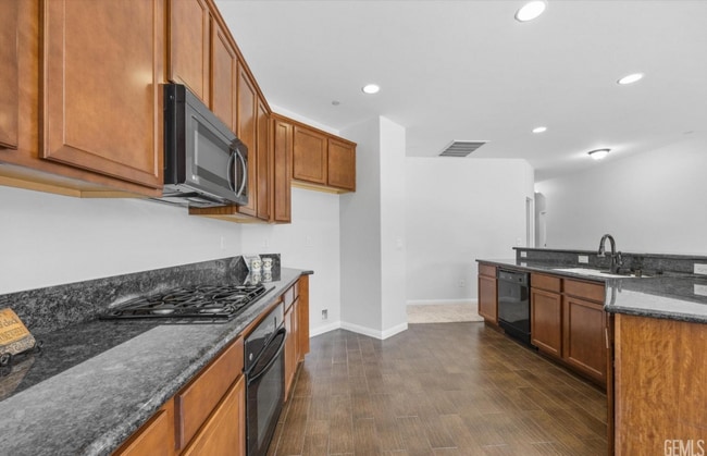 Building Photo - $500 Move-In Special! Furnished 4-Bed Home...