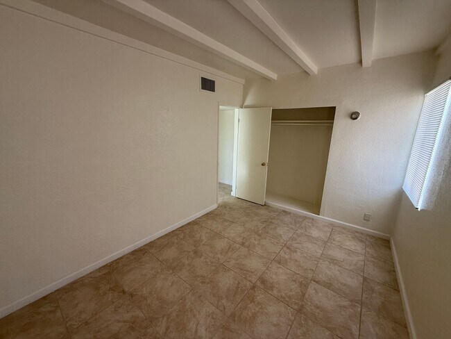 Building Photo - Desert View Apartments
