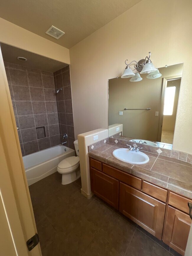 Building Photo - Desert Ridge 2/BD 2.5/BA 1/CG 1500/sf Townhouse