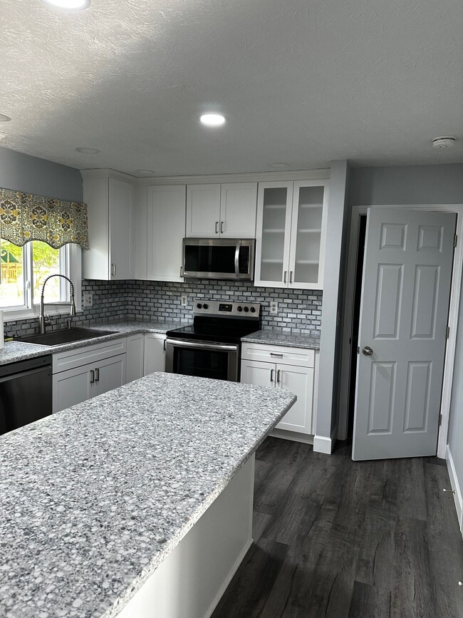 Building Photo - 5 White Oak Bend