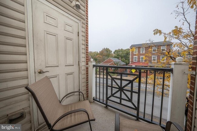 Building Photo - 300 W Elm St