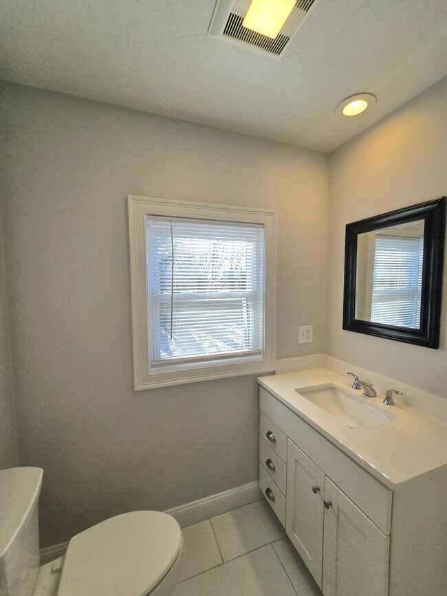 Building Photo - 35 Phillips Ave