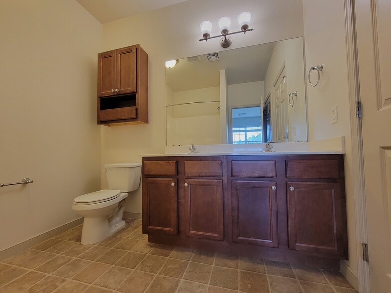 Building Photo - 1942 Shady Oak Dr