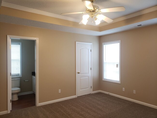 Building Photo - Rent Ready in New Market