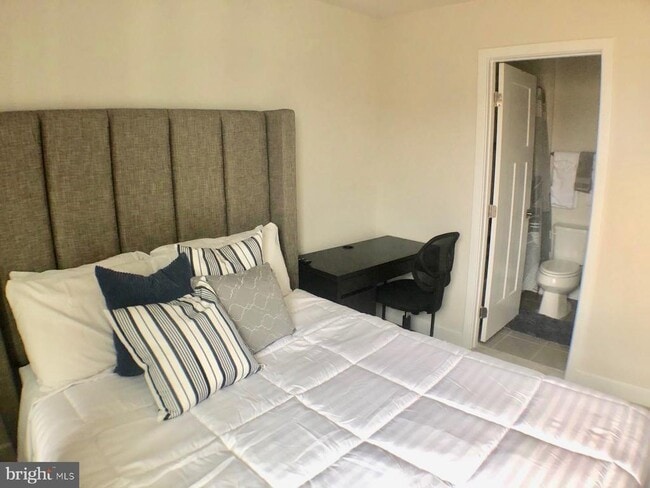 Building Photo - 6212 Editors Park Dr