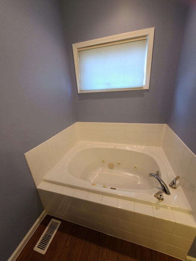 Building Photo - 5 Bedroom 2 and 1/2 bathrooms located in Cherry Hills Subdivision! Available Now!