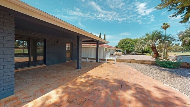 Building Photo - 3 bedroom 2 bath home situated on the Golf Course!