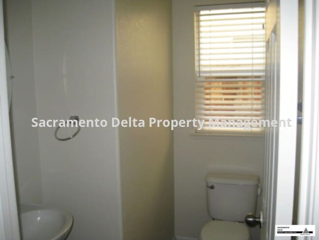 Building Photo - Spacious 3 Bed/2.5 Bath Home in a Great Lo...