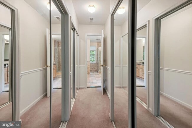 Building Photo - 720 Beacon Hill Terrace