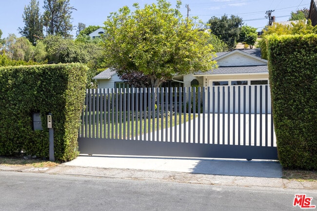 Primary Photo - 3976 Goodland Ave