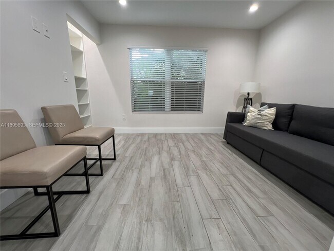 Building Photo - 1405 N 46th Ave