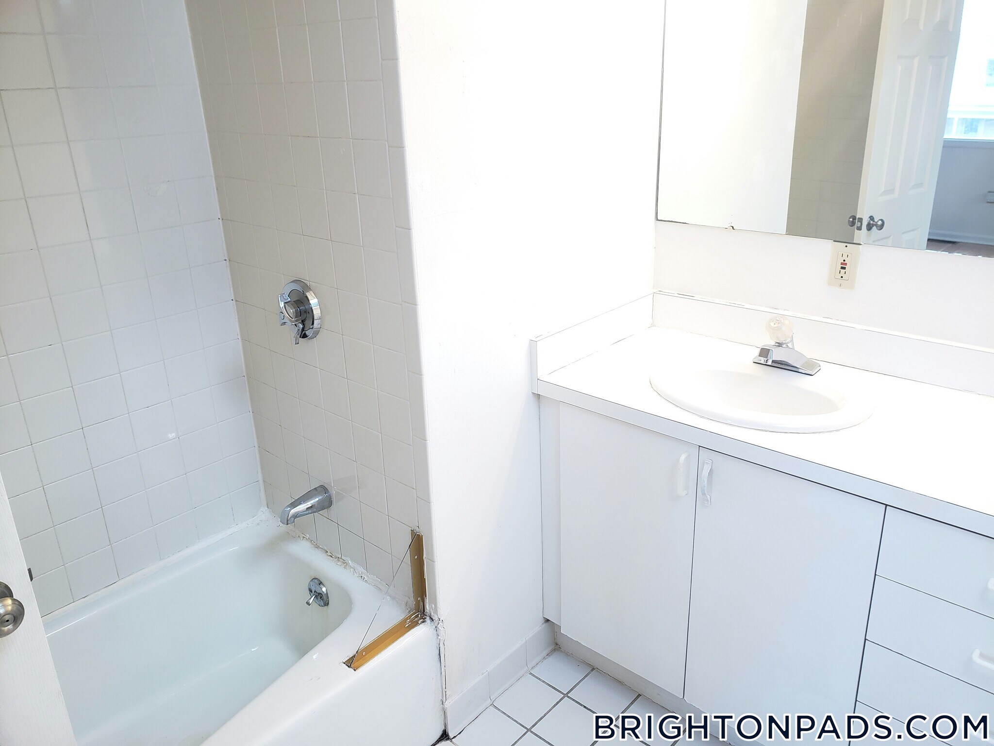 Building Photo - 11 Etna St