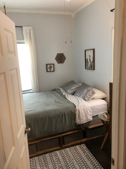 bedroom - 717 Liberty St