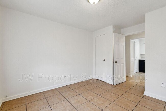 Building Photo - 904 Monterey Ct W