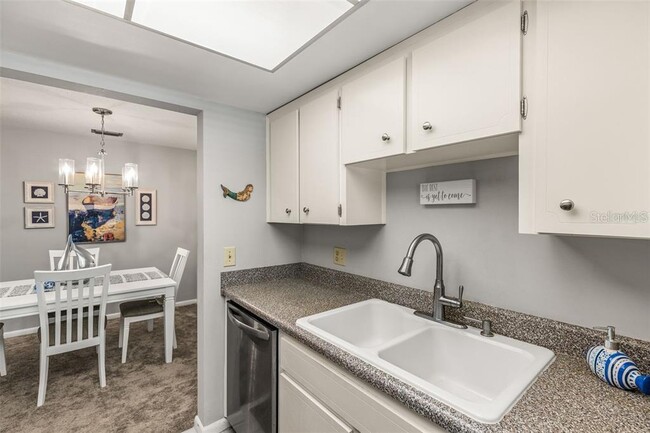Building Photo - 650 Pinellas Point Dr S