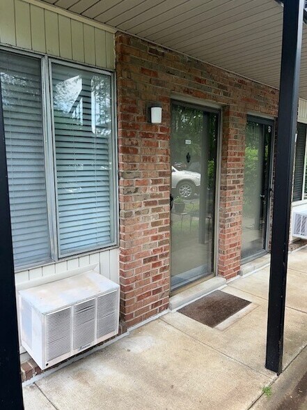 Building Photo - 2601 Hillsboro Pike