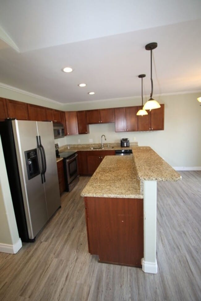 Building Photo - 3 Bedroom Centrally Located Condo!